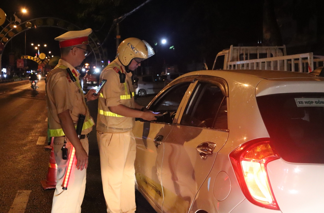 Xử lý nghiêm cán bộ, công chức, viên chức và chiến sỹ trong lực lượng vũ trang điều khiển phương tiện giao thông mà trong máu hoặc hơi thở có nồng độ cồn